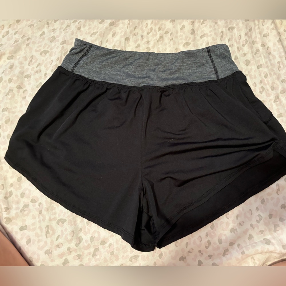 Black shorts / stretchy